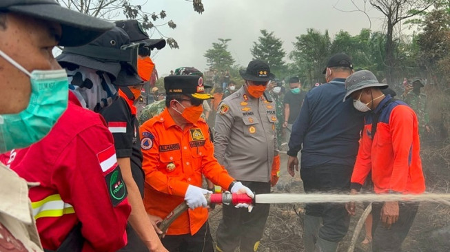 Satgas Terpadu Karhutla Sarolangun Padamkan Kebakaran Lahan di Areal Plasma PT BKS
